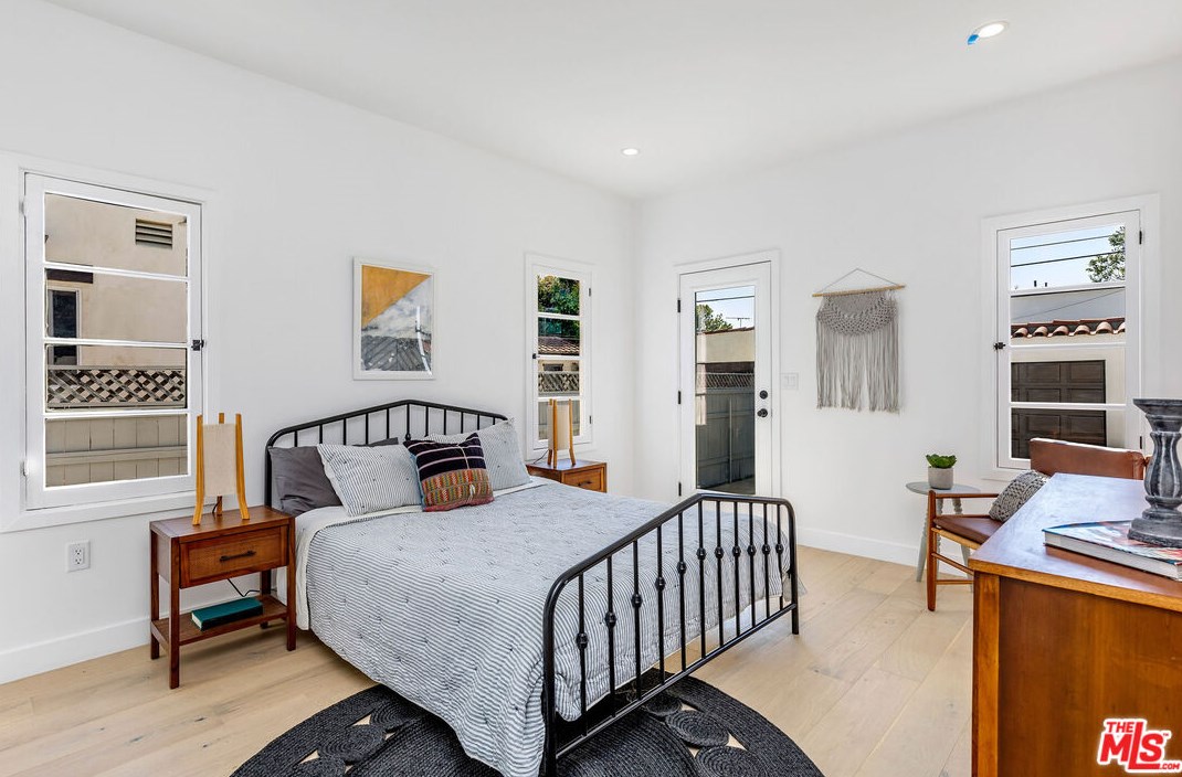 1071 Point View St, Los Angeles CA  90035-2616 exterior