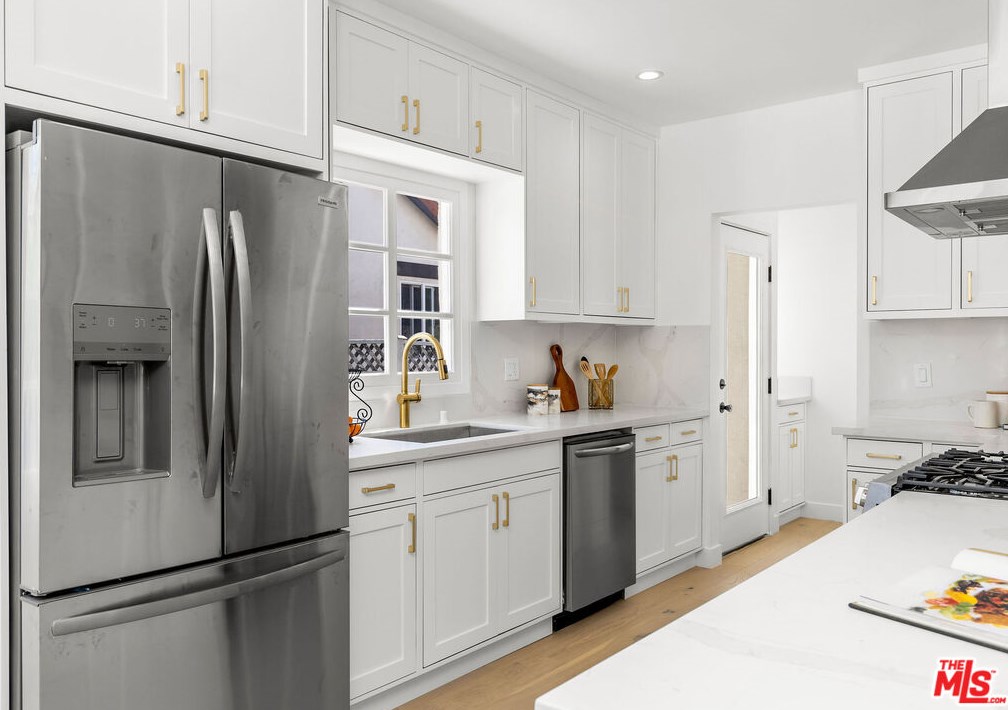 1071 Point View St, Los Angeles CA  90035-2616 exterior