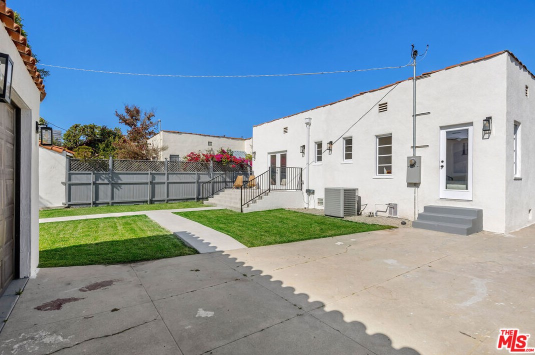 1071 Point View St, Los Angeles CA  90035-2616 exterior