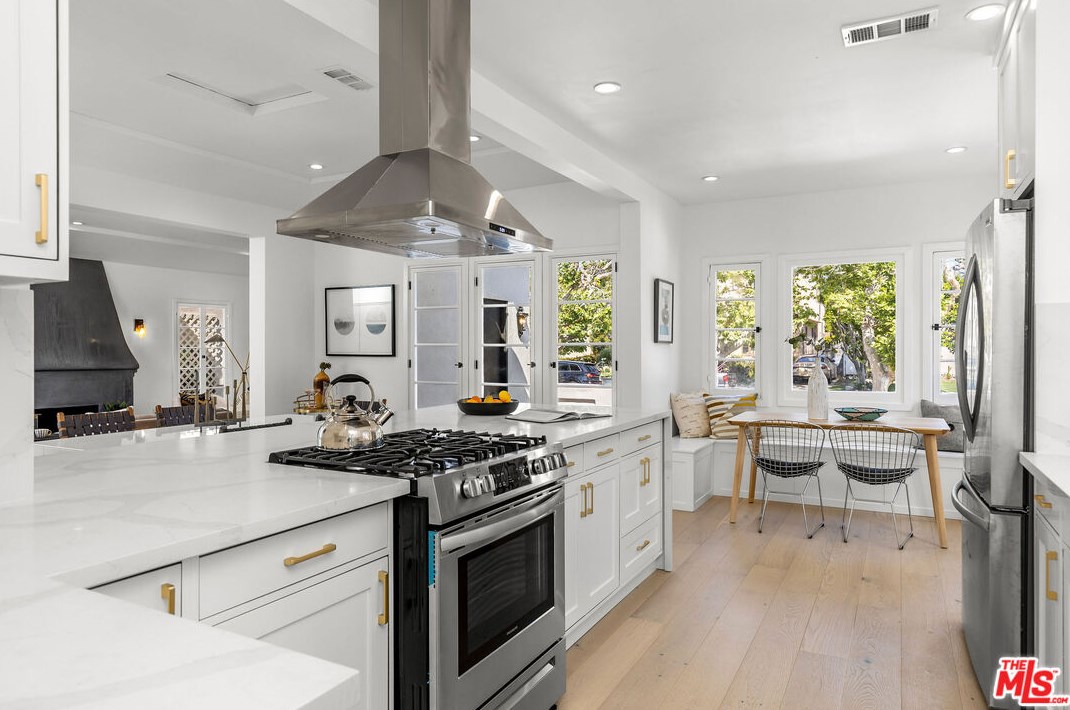 1071 Point View St, Los Angeles CA  90035-2616 exterior