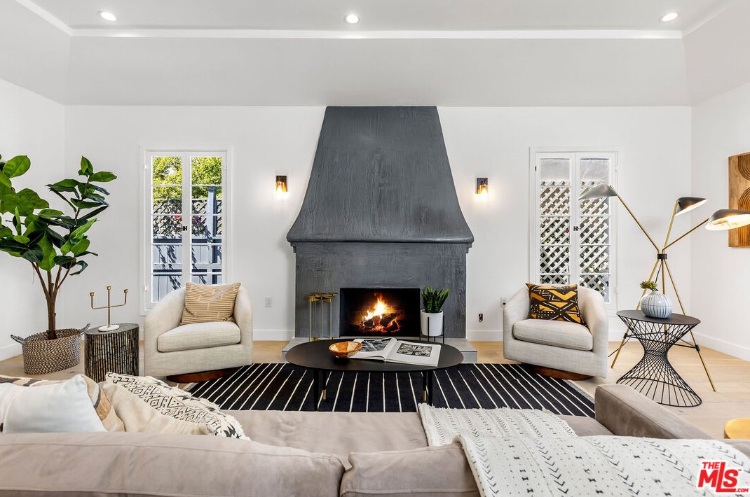 1071 Point View St, Los Angeles CA  90035-2616 exterior