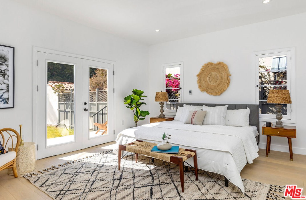 1071 Point View St, Los Angeles CA  90035-2616 exterior