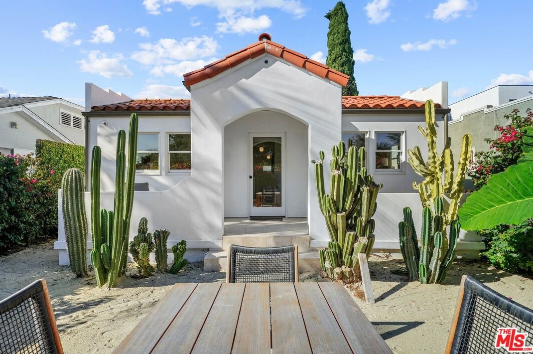 2831 Virginia Rd, Los Angeles CA  90016-3627 exterior