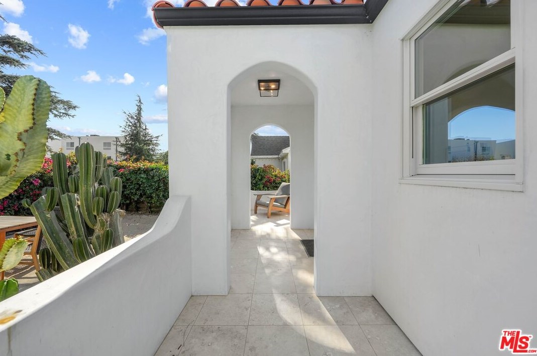 2831 Virginia Rd, Los Angeles CA  90016-3627 exterior