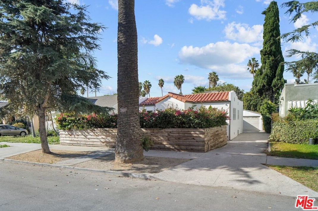 2831 Virginia Rd, Los Angeles CA  90016-3627 exterior