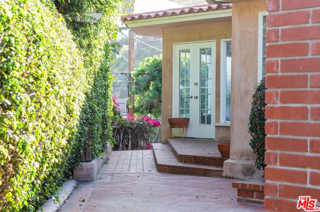 8819 Evanview Dr, Los Angeles CA  90069-1328 exterior