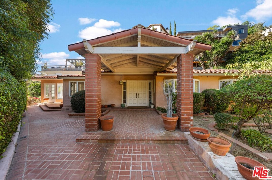 8819 Evanview Dr, Los Angeles, CA 90069-1328