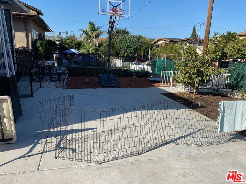 2746 14th St, Los Angeles CA  90006-4202 exterior