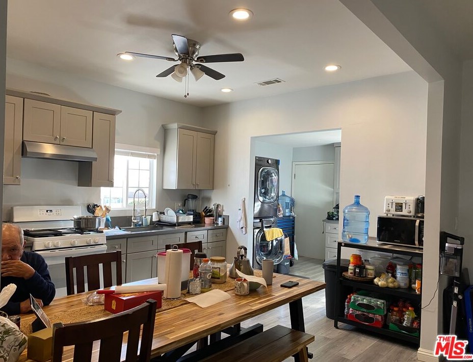 2746 14th St, Los Angeles CA  90006-4202 exterior