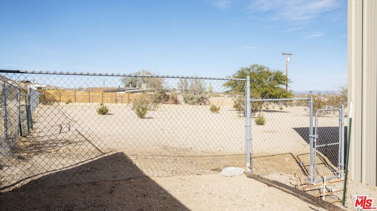 4696 Joshua Cove Dr, Joshua Tree CA  92252-1548 exterior