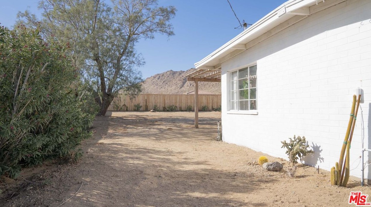 4696 Joshua Cove Dr, Joshua Tree CA  92252-1548 exterior