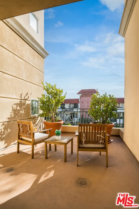 11921 Dorothy St, Los Angeles CA  90049-5368 exterior