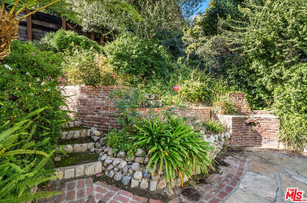 2511 Canyon Dr, Los Angeles CA  90068-2415 exterior