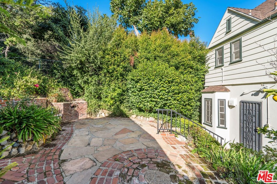 2511 Canyon Dr, Los Angeles CA  90068-2415 exterior