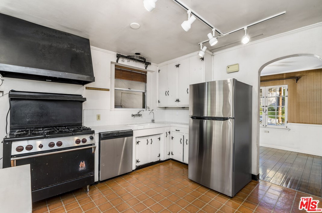 2511 Canyon Dr, Los Angeles CA  90068-2415 exterior