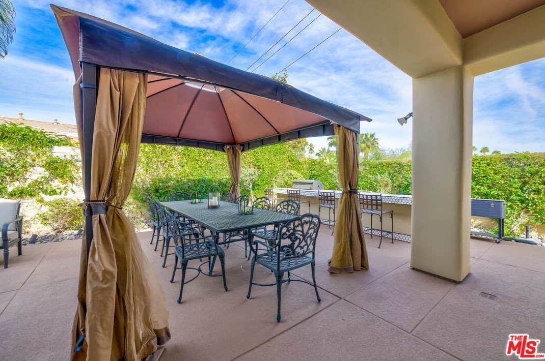 34 Calle La Reina, Rancho Mirage CA  92270-4100 exterior