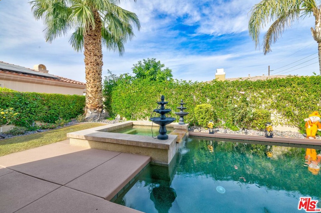 34 Calle La Reina, Rancho Mirage CA  92270-4100 exterior