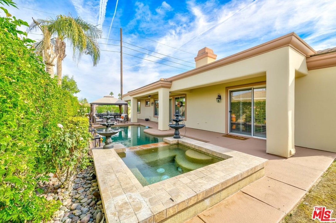 34 Calle La Reina, Rancho Mirage CA  92270-4100 exterior