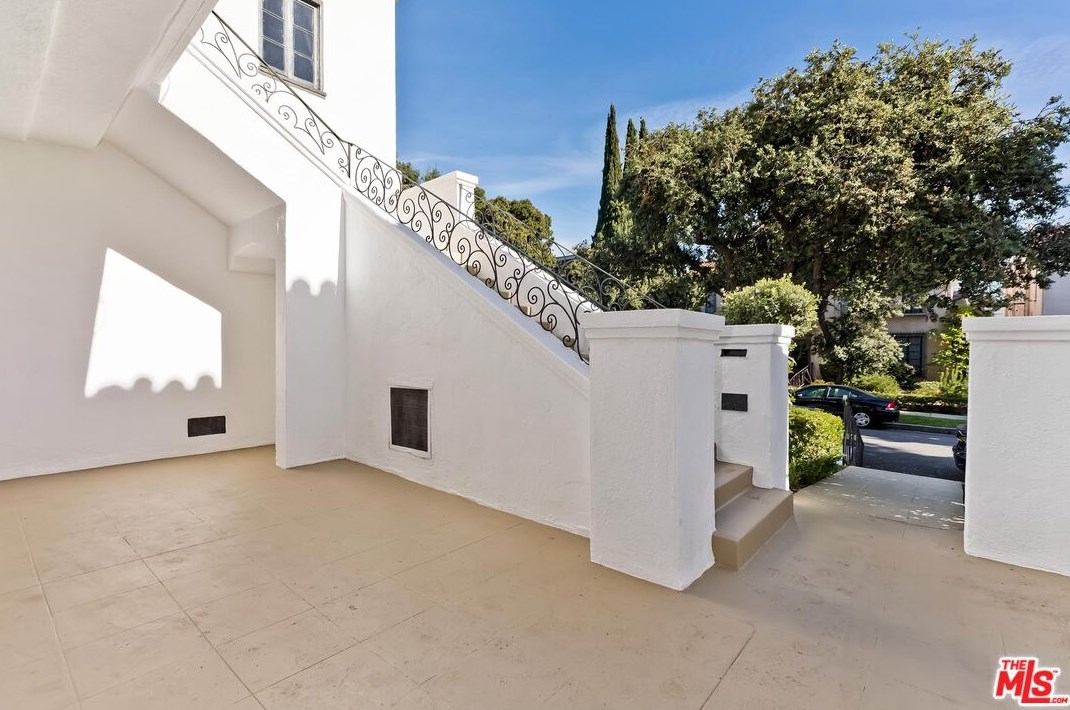 145 N Clark Dr, Beverly Hills, CA 90211
