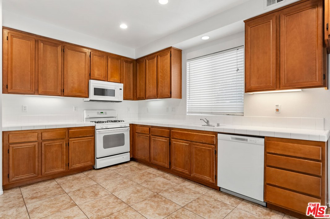 28921 Avalon Ave, Moreno Valley CA  92555-7056 exterior