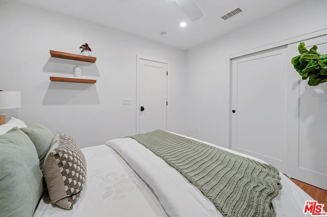 1733 Holt Ave, Los Angeles CA  90035-4305 exterior