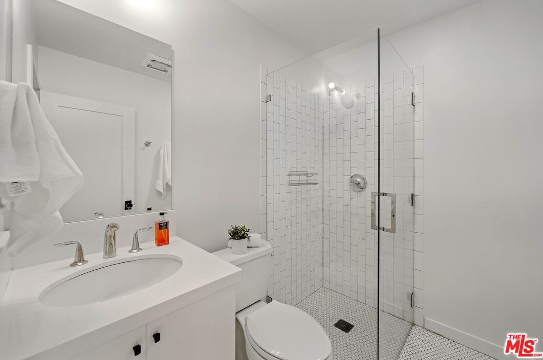 1733 Holt Ave, Los Angeles CA  90035-4305 exterior