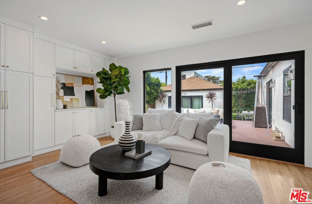 1733 Holt Ave, Los Angeles CA  90035-4305 exterior
