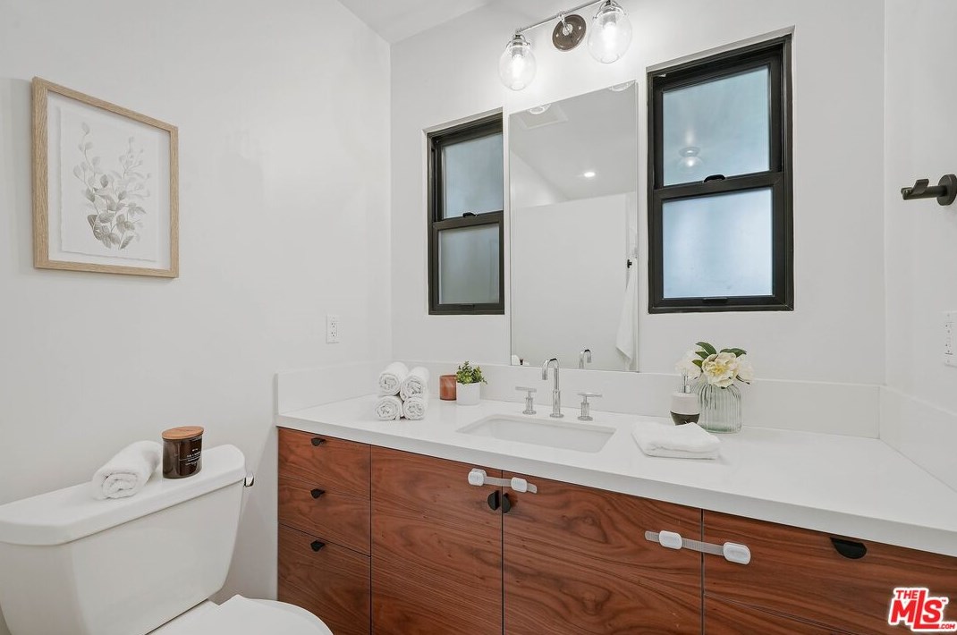 1733 Holt Ave, Los Angeles CA  90035-4305 exterior