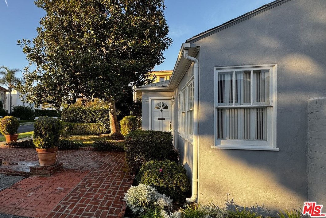 314 Bowling Green Way, Los Angeles, CA 90049-2818