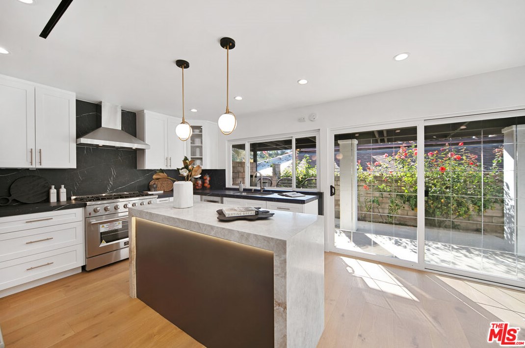 22551 Jameson Dr, Calabasas CA  91302-5854 exterior
