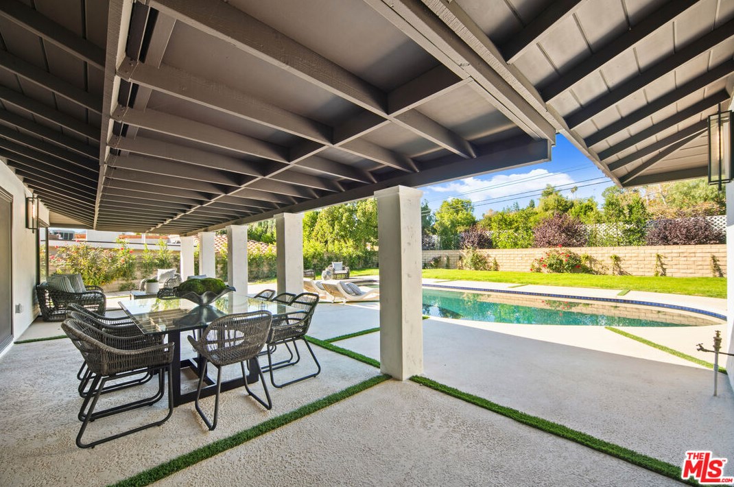 22551 Jameson Dr, Calabasas CA  91302-5854 exterior