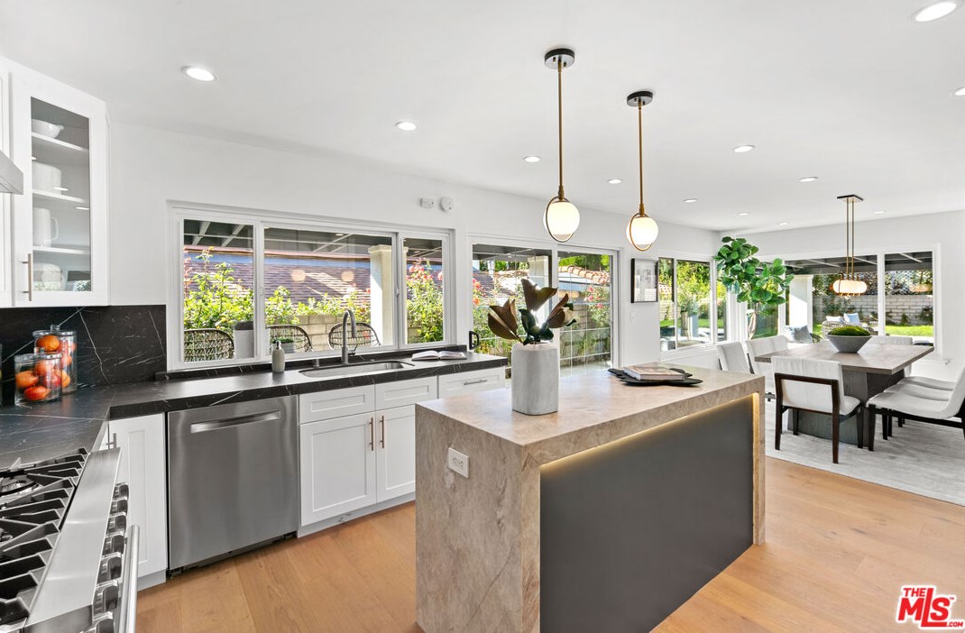 22551 Jameson Dr, Calabasas CA  91302-5854 exterior