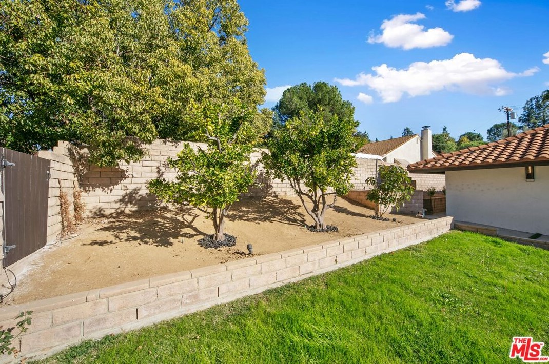 22551 Jameson Dr, Calabasas CA  91302-5854 exterior