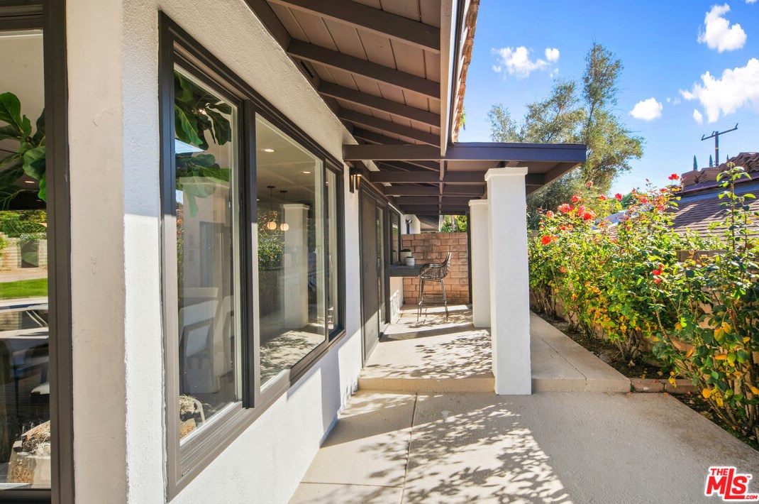 22551 Jameson Dr, Calabasas CA  91302-5854 exterior