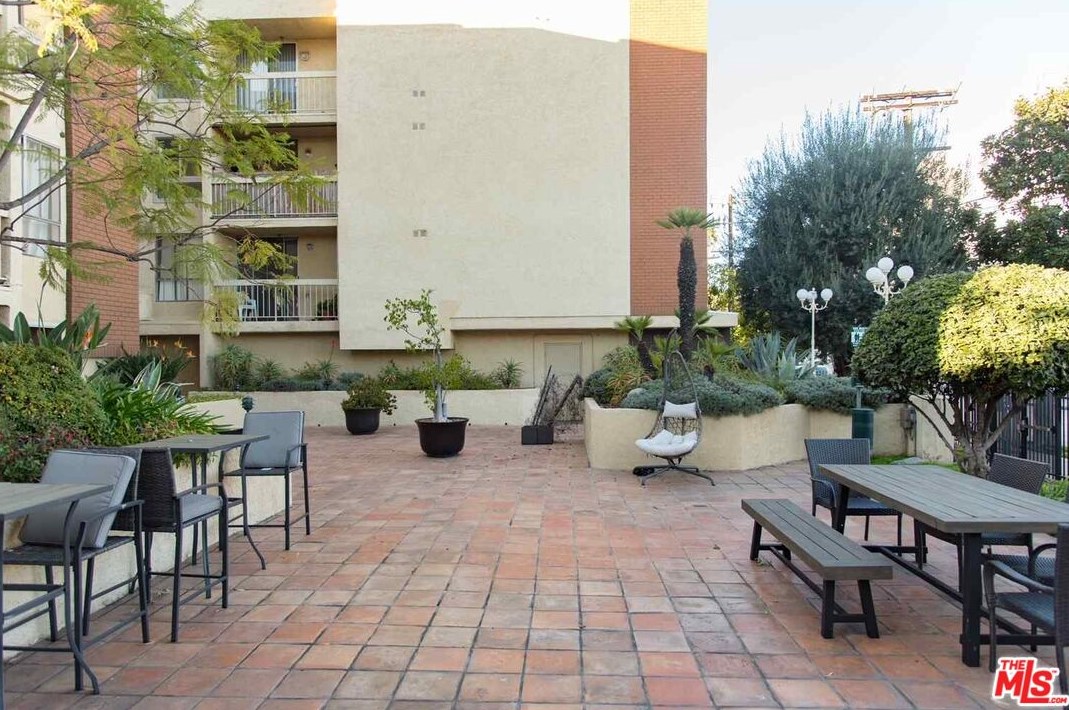 5143 Bakman Ave #320, North Hollywood, CA 91601