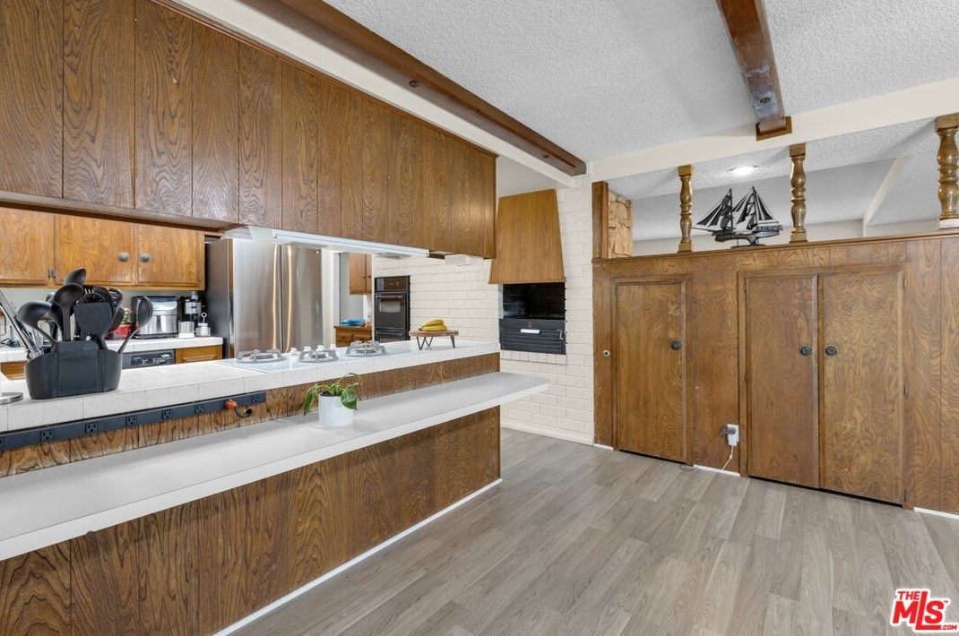 111 Avenida De Las Flores, Thousand Oaks CA  91360-1802 exterior