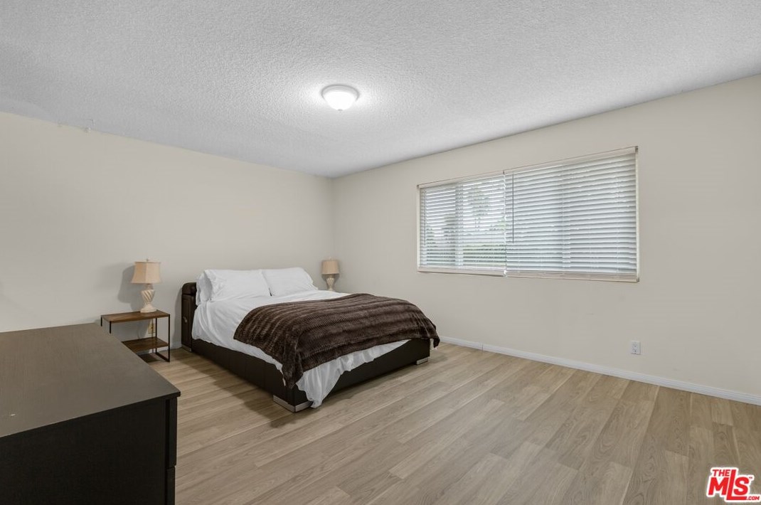 111 Avenida De Las Flores, Thousand Oaks CA  91360-1802 exterior