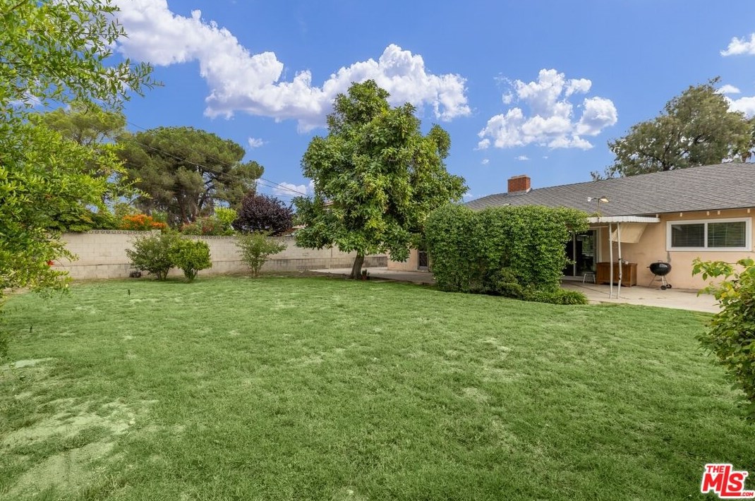 111 Avenida De Las Flores, Thousand Oaks CA  91360-1802 exterior