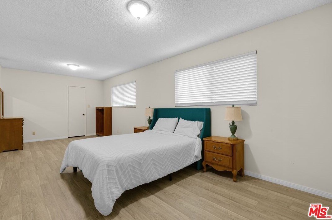 111 Avenida De Las Flores, Thousand Oaks CA  91360-1802 exterior