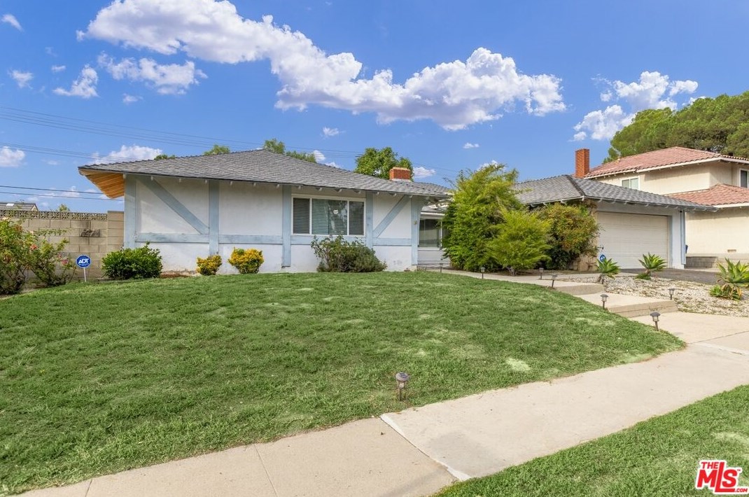 111 Avenida De Las Flores, Thousand Oaks CA  91360-1802 exterior