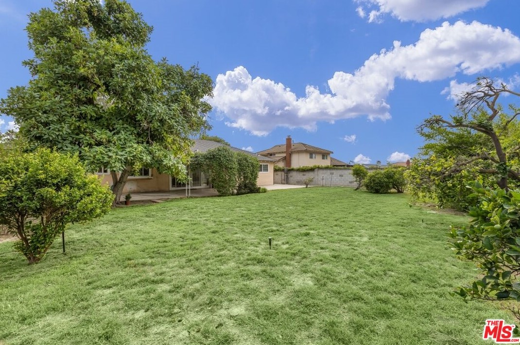 111 Avenida De Las Flores, Thousand Oaks CA  91360-1802 exterior