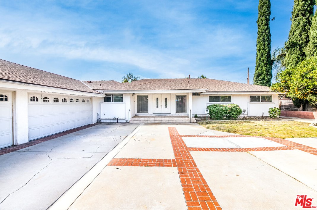 17438 San Fernando Mission Blvd, San Fernando, CA 91344