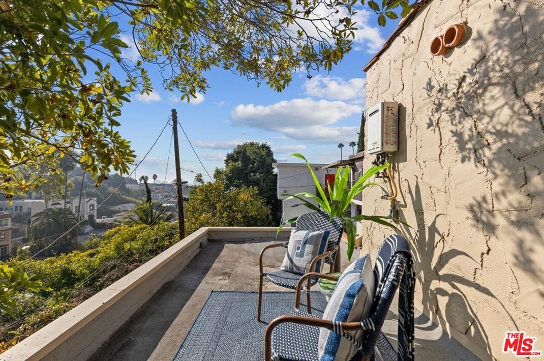 922 Maltman Ave, Los Angeles CA  90026-2711 exterior
