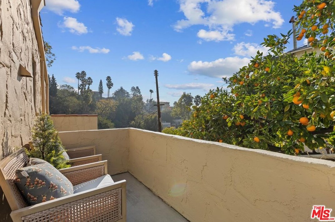 922 Maltman Ave, Los Angeles CA  90026-2711 exterior