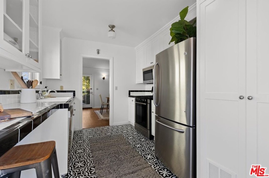 922 Maltman Ave, Los Angeles CA  90026-2711 exterior