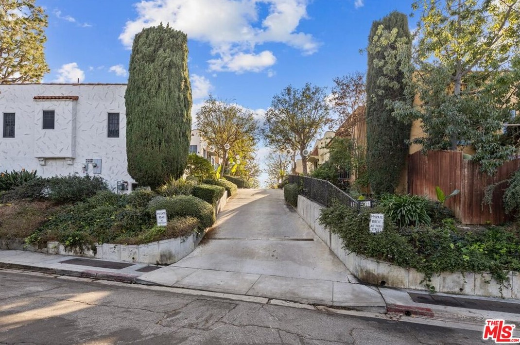922 Maltman Ave, Los Angeles CA  90026-2711 exterior