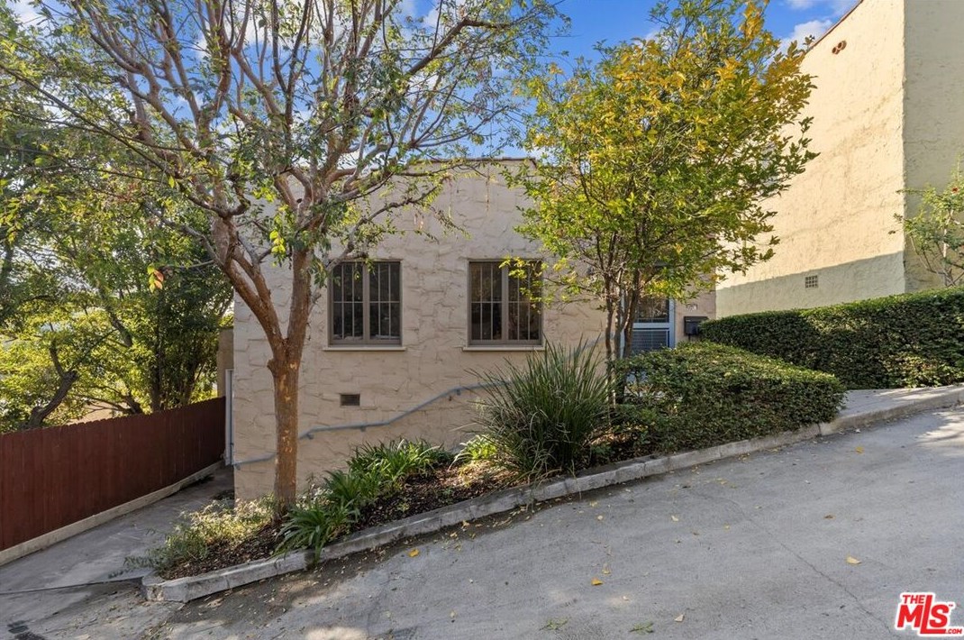 922 Maltman Ave, Los Angeles CA  90026-2711 exterior