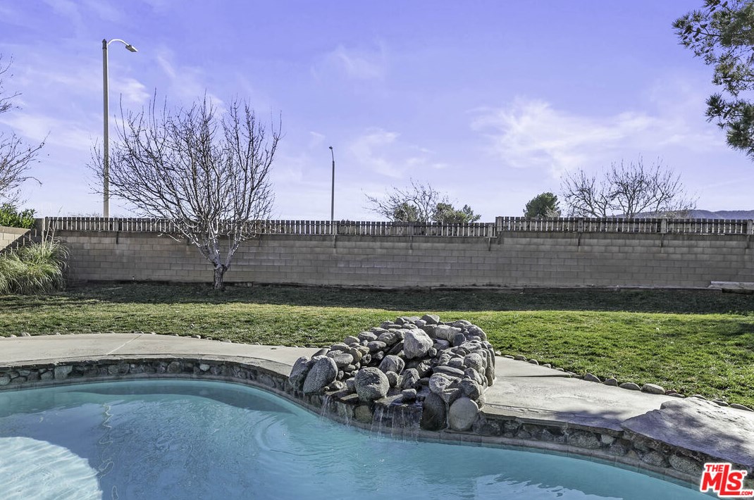 42417 Plains Dr, Lancaster CA  93536-4539 exterior