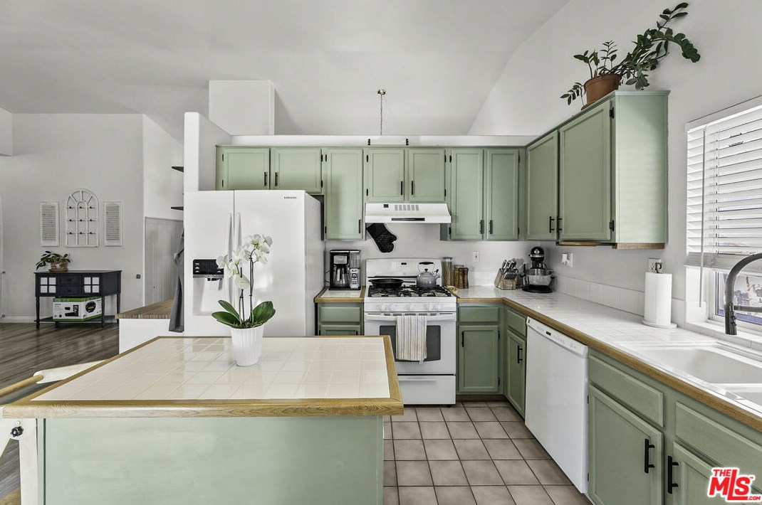 42417 Plains Dr, Lancaster CA  93536-4539 exterior