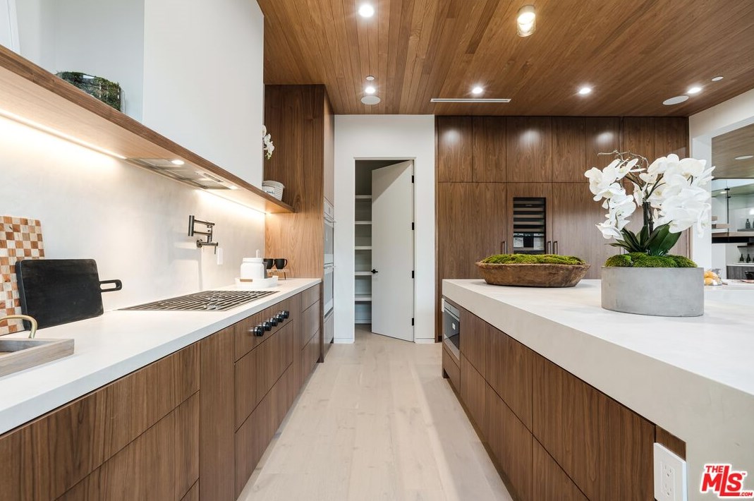 12107 Palms Blvd, Los Angeles CA  90066-1925 exterior